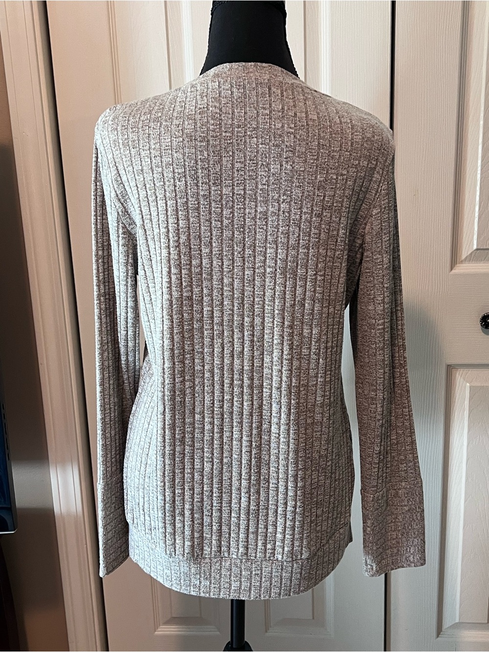 Taupe Heather Ribbed V-Neck Top Size Large - Picture 2 of 4